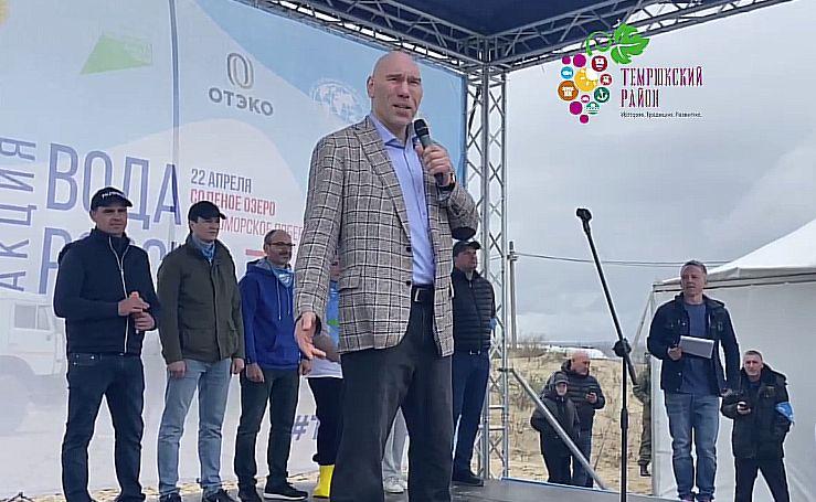 Николай Валуев и другие «почётные гости» приняли участие в сегодняшнем экологическом субботнике на черноморском побережье Тамани
