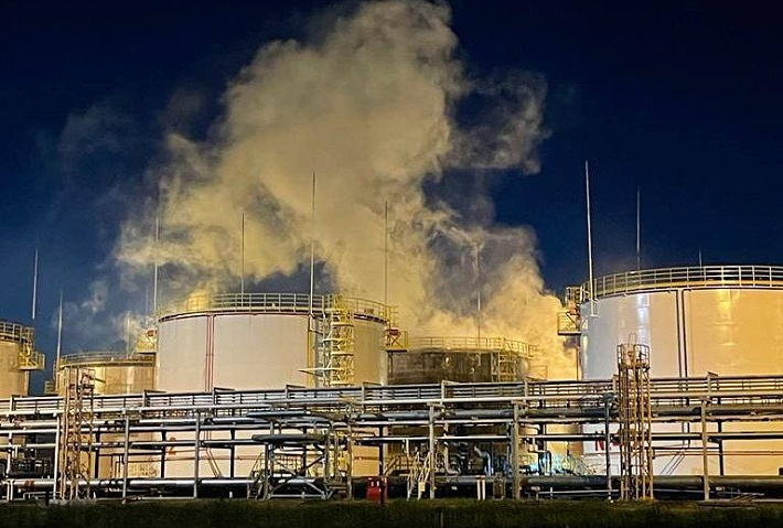 Второй за две ночи на Кубани пожар на территории нефтеперерабатывающего завода – в посёлке Ильском Северского района 