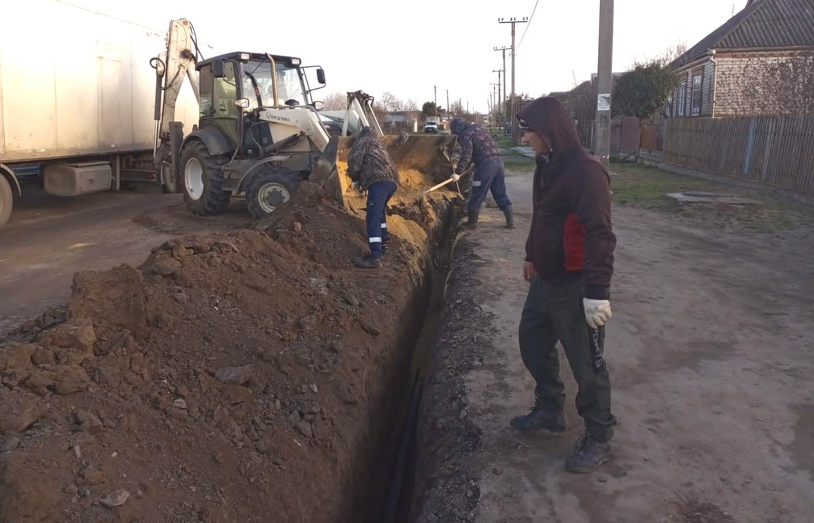 В Старотитаровской по просьбе местных жителей заменили 550 метров водопровода 