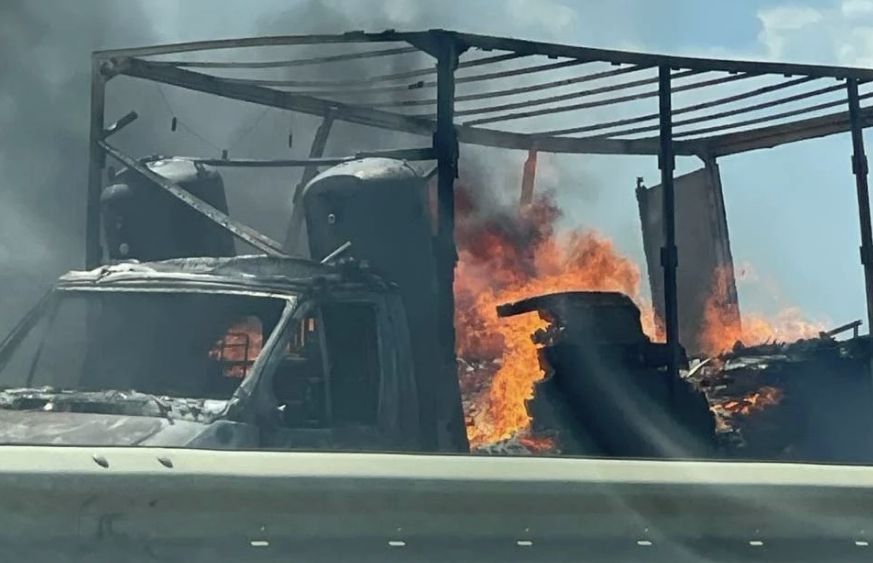 В очереди к Крымскому мосту со стороны Керчи сгорел грузовик