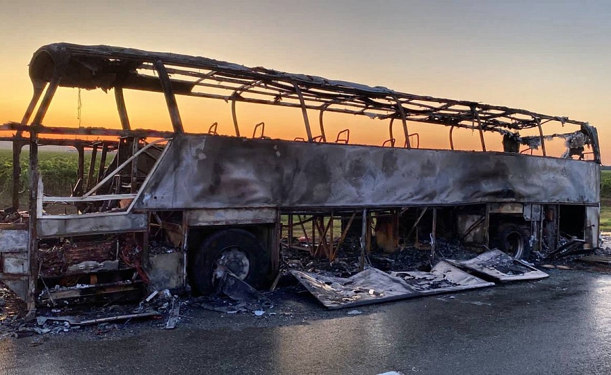 В Темрюкском районе сгорел автобус