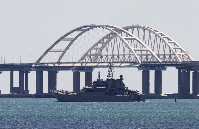 Сегодня ночью вооруженные силы России трижды уберегли Крымский мост от украинских террористических атак