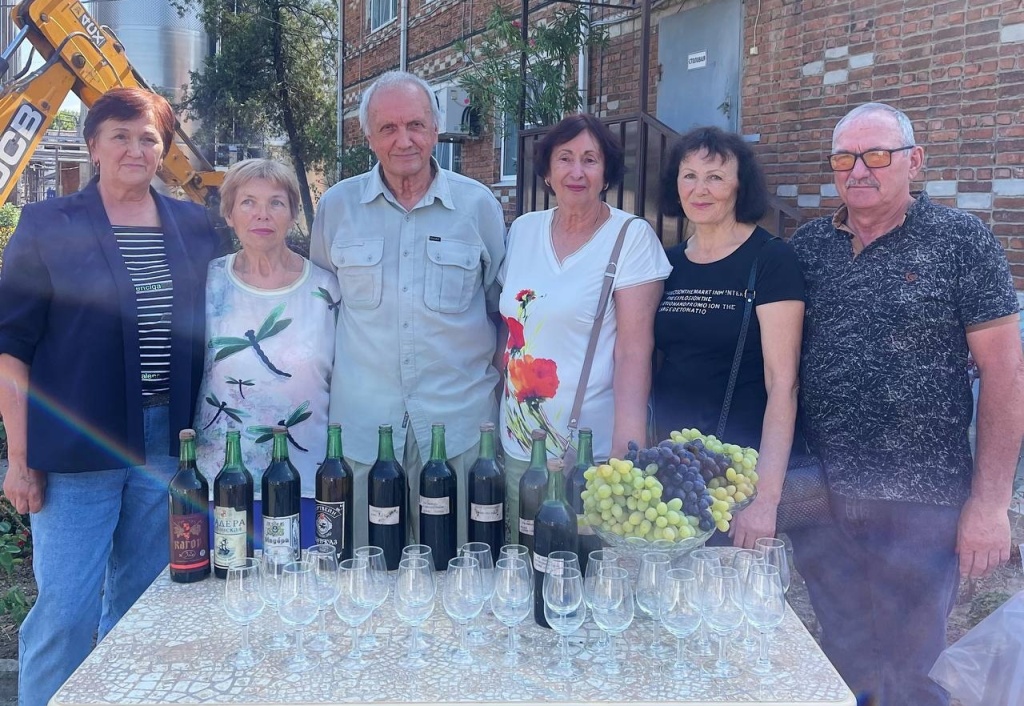 На территории агрофирмы «Южная» достали 41-летнюю «Капсулу времени» с 300 бутылками «реликвийного» вина