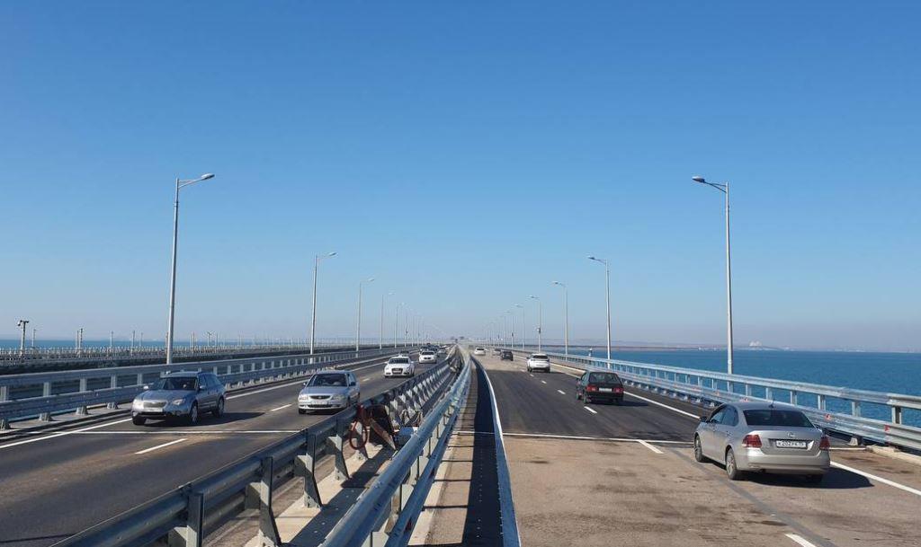 Сегодня – на 18 дней раньше намеченного срока – открыли автомобильное движение по всем 4-ём полосам полностью восстановленного Крымского моста