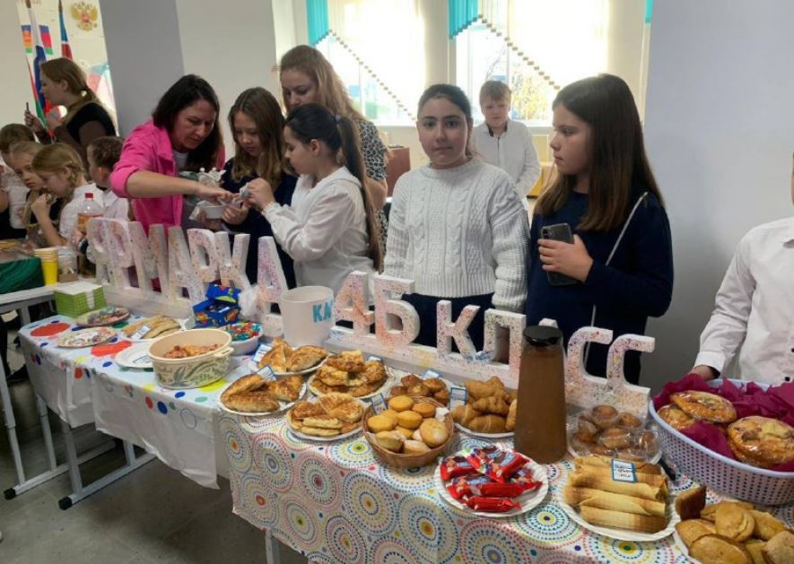 73 тысячи рублей собрали на ярмарке рукотворчества в голубицкой школе № 21 в поддержку участников СВО 