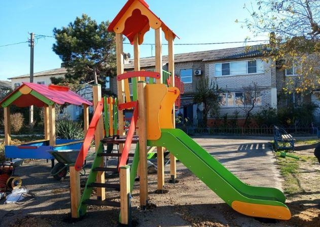 В темрюкском «городке ПМК-6» обновили детскую игровую площадку