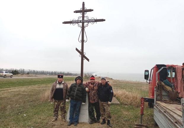 На въезде в посёлок Пересыпь местные казаки установили Поклонный крест