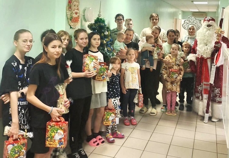 К детям в Темрюкскую ЦРБ традиционно пришёл Дед Мороз