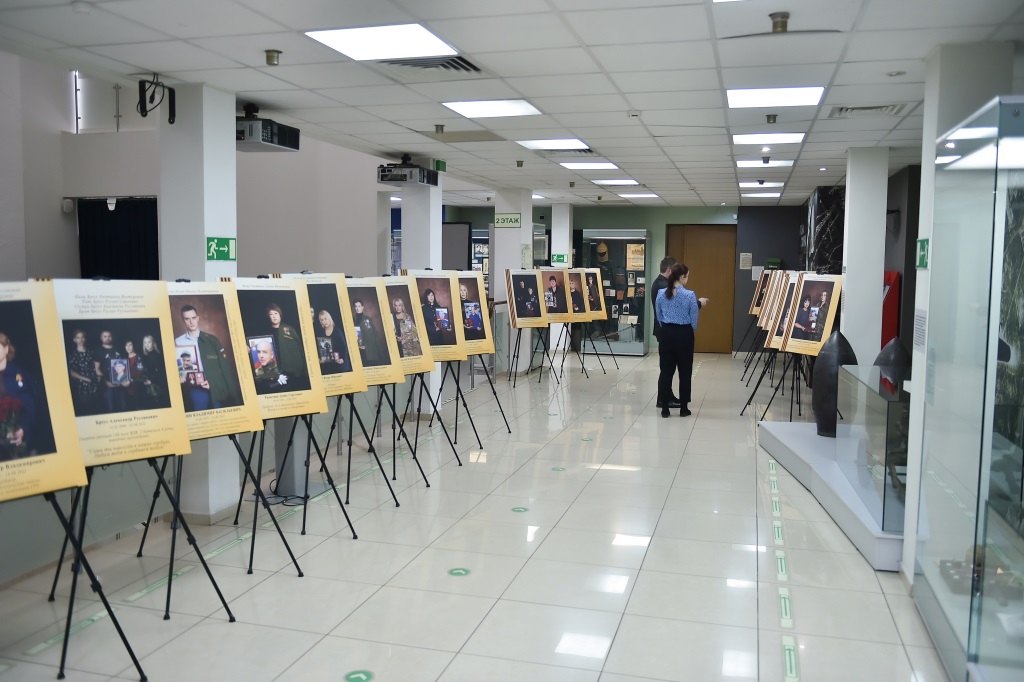 В Краснодаре открылась краевая фотовыставка «Жёны Героев» 