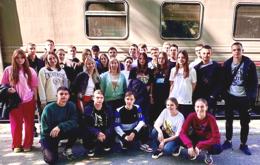 150 лучших школьников Тамани поощрены Администрацией района экскурсией в Москву. Сегодня в путешествие отправилась их первая группа
