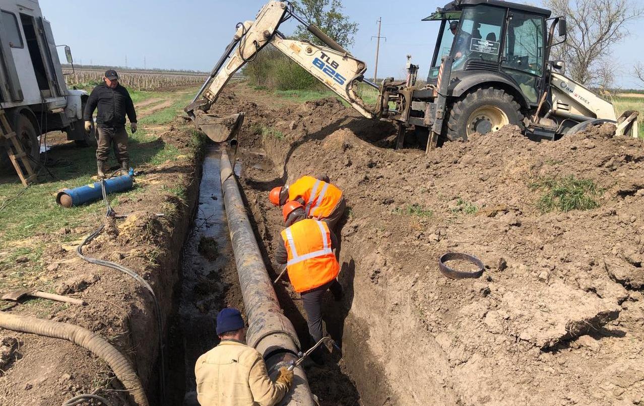 «Таманский групповой водопровод» заменил почти километр трубы, питающей посёлок Кучугуры 