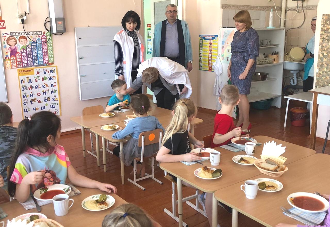 Темрюкские депутаты проверили районные школы и детсады на предмет организации там питания